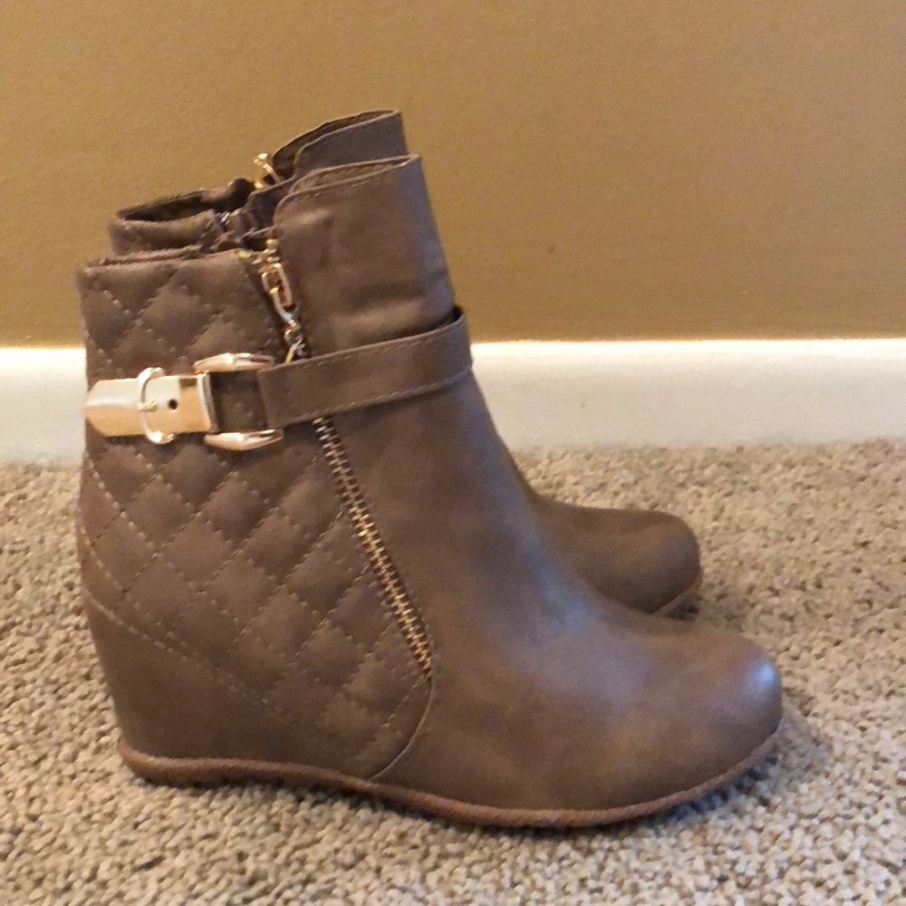 Wedge tan boots